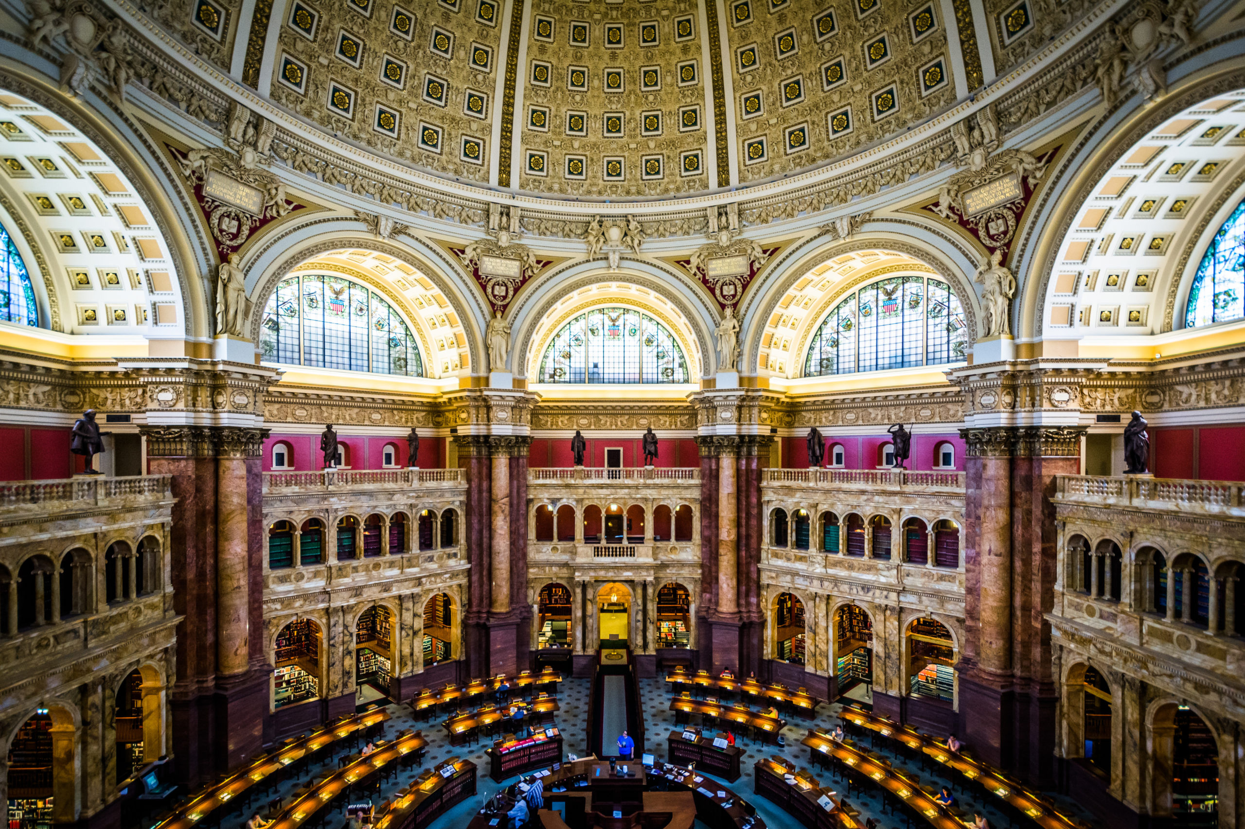 4 самая большая. Библиотека конгресса (Library of Congress) США. Читальный зал библиотеки конгресса США. Библиотека конгресса США Вашингтон. Капитолий Вашингтон внутри.